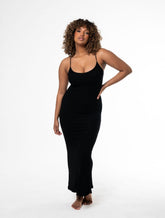 Longue robe gainante avec short intégré